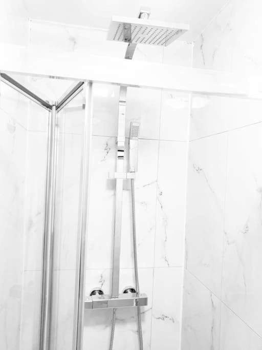 Ensuite With Kitchen Stunning Double-bed In Zone 2 Apartamento